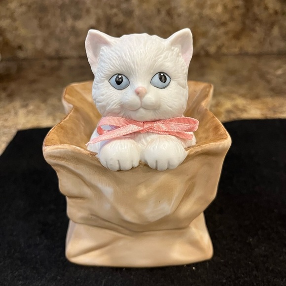 San Francisco Music Box Co. Ceramic Cat Figurine with Pink Bow Music Box - Picture 13 of 13